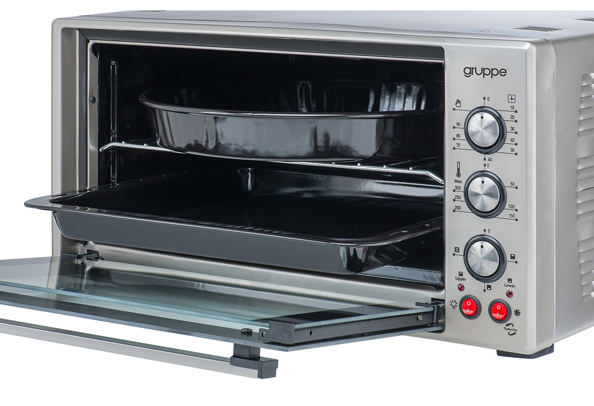 Παρουσιάζει το φουρνάκι με ανοιχτή την πόρτα και τα αξεσουάρ